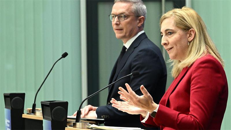 Weniger Papierkram: Regierung entlastet Bürger und Firmen Digitalisierung ist nicht nur für den Digitalminister der Schlüssel zum Erfolg, sondern auch für die Gesundheitsministerin.
