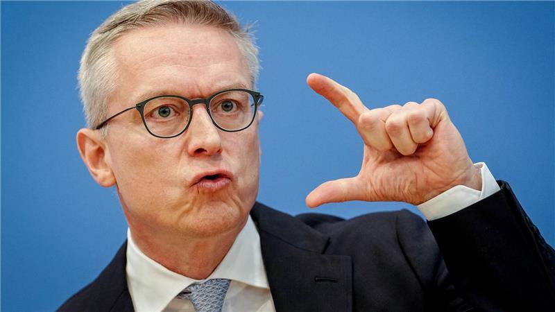 Digitalminister Karsten Wildberger (CDU) unterstützt die Idee einer Altersgrenze für Social Media und hält auch Smartphone-Verbote an Schulen für sinnvoll. (Archivbild)