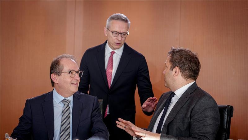 Bürokratieabbau: Regierung strebt Milliarden-Entlastung an Digitalminister Karsten Wildberger – hier im Gespräch mit Innenminister Alexander Dobrindt (l.) und Finanzminister Lars Klingbeil – soll die Fäden bei der Staatsmodernisierung zusammenführen.
