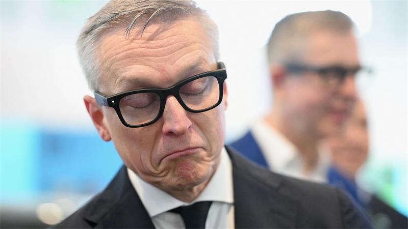IFA öffnet für Publikum - KI und Roboter im Fokus Digitalminister Wildberger testete eine smarte Brille, die die Umgebung des Trägers filmt und analysiert.