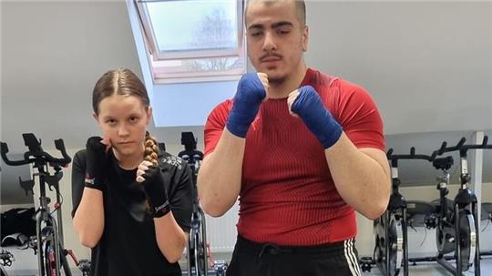 Dijara-Celine Reinecke (15) und Hamza Yildiz (17) freuen sich auf das Box-Debüt.