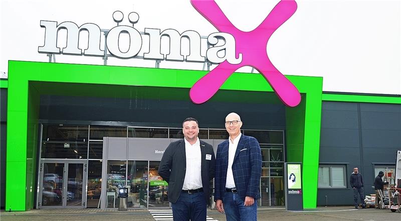 Dimitri Assmann und Jens Mieke vor dem Gebäude.