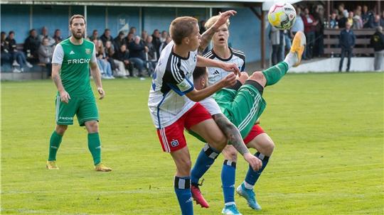 Dimitrios Ferfelis versucht, mit einer akrobatischen Einlage zum Erfolg zu kommen. Im Hintergrund verfolgt der Buxtehuder Nico Mattern die Aktion seines Mitspielers. Foto: Demmer