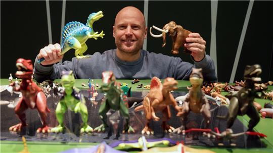 Dinosaurier und Mammuts gehören zur Ausstellungswelt des Künstlers Oliver Schaffer.