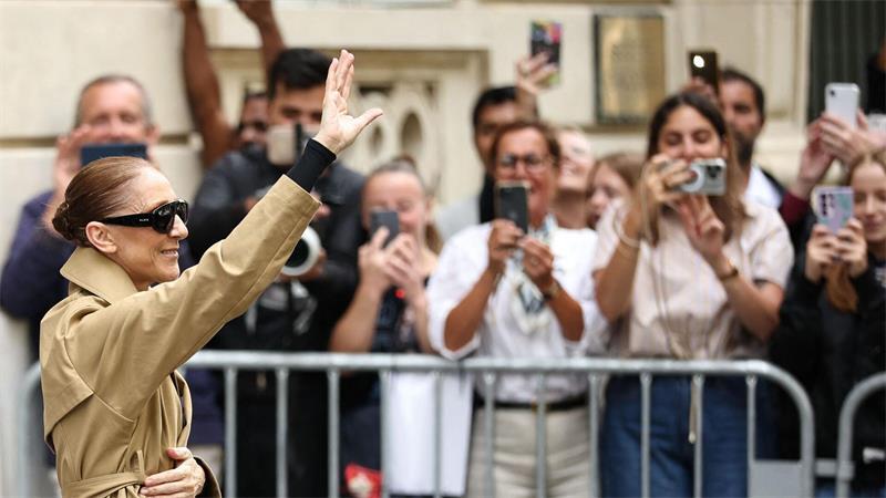 Dion begeistert in Paris auch immer wieder Fans, die sich vor ihrem Hotel versammelt haben. (Archivbild)