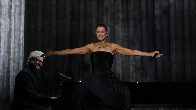 Tränen, Party und Leidenschaft: Céline Dion feiert Comeback Dion ist beim Konzert sichtbar bewegt.