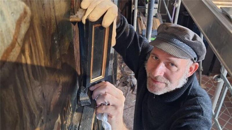 Diplom-Restaurator Gerold Ahrends und sein Team haben an der Empore unterhalb der Gloger-Orgel noch gut zu tun. Nach einer Grundreinigung müssen etliche Stellen ausgebessert oder mit Ersatzteilen vervollständigt werden.