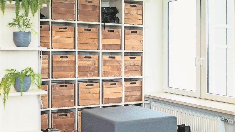 Direkt am Eingang kann man seine Schuhe in eine schöne Holzbox stellen.