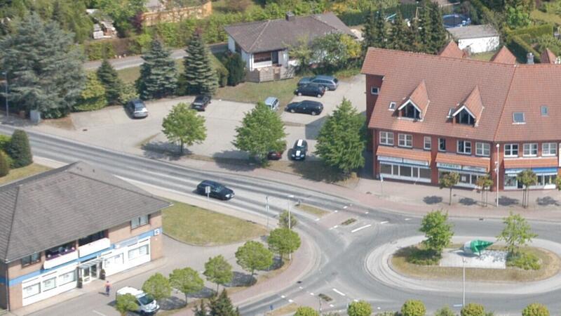 Direkt am Hemmoor-Center führt die Schützenstraße vorbei. Sie hat sich zu einer zentralen innerörtlichen Verbindung zwischen der B 73 und der B 495 entwickelt. Insbesondere durch die seit Monaten geltenden Teilsperrungen der B 495 durch die Sanierungsarbeiten in vier Abschnitten wird die Schützenstraße häufiger als Ausweichstrecke benutzt. Archivfoto: Schröder
