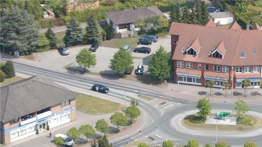 Direkt am Hemmoor-Center führt die Schützenstraße vorbei. Sie hat sich zu einer zentralen innerörtlichen Verbindung zwischen der B 73 und der B 495 entwickelt. Insbesondere durch die seit Monaten geltenden Teilsperrungen der B 495 durch die Sanierungsarbeiten in vier Abschnitten wird die Schützenstraße häufiger als Ausweichstrecke benutzt. Archivfoto: Schröder