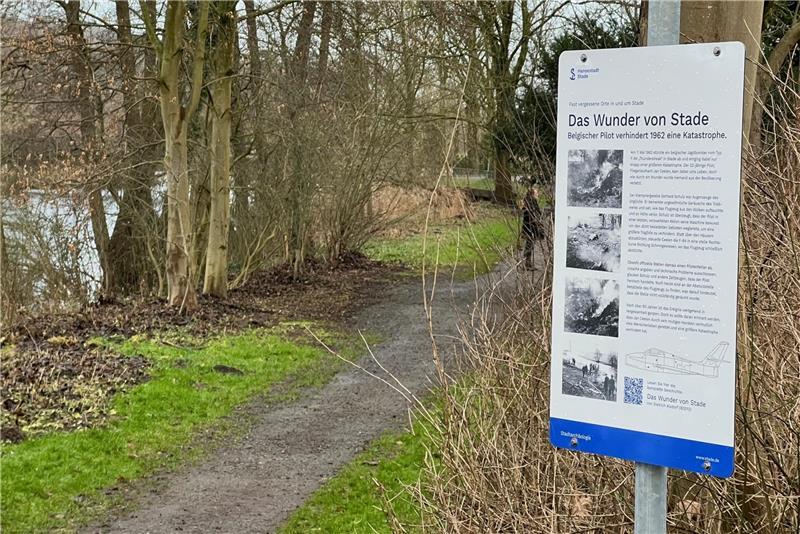 „Das Wunder von Stade“ erinnert an einen mutigen Piloten Direkt am Schwinge-Spazierweg auf Höhe der Straße An der Kalkgrube steht die Info-Tafel über „das Wunder von Stade“.