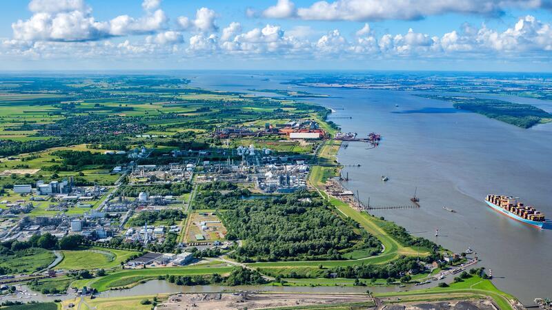 Direkt an der Elbe liegt der Chemie-Park mit den Werken von Dow, AOS oder Olin. Mit dem neuen Energiehafen, dem LNG-Terminal und Prime Lithium würde sich die Zusammensetzung stark verändern.