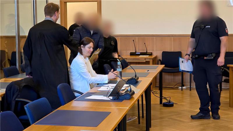 Direkt aus der Untersuchungshaft bringen Justizbeamte den Angeklagten (Mitte) zum Prozess vor der 1. Großen Schwurgerichtskammer am Landgericht Stade.