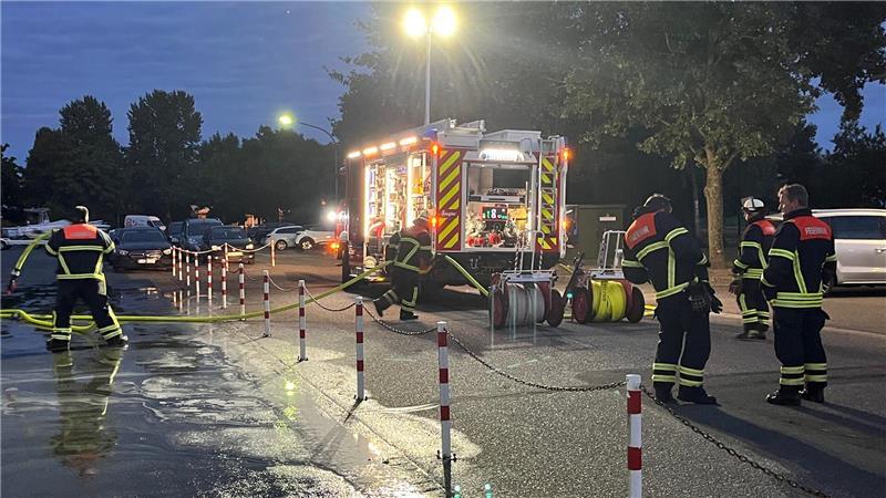 Direkt gegenüber des Feuerwehrgerätehauses hat ein Oldtimer gebrannt.