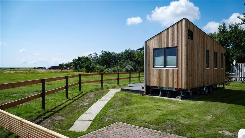 Direkt hinter dem Deich vermietet Steffan Griebel das kleine Selbstversorger-Haus mit Blick ins Grüne.