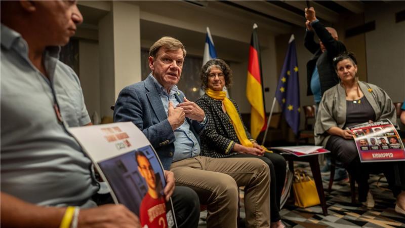 Direkt nach seiner Ankunft trifft der neue Außenminister Johann Wadephul (CDU) in der Küstenmetropole Tel Aviv Angehörige von Geiseln, die von der Hamas noch immer im Gazastreifen festgehalten werden.  