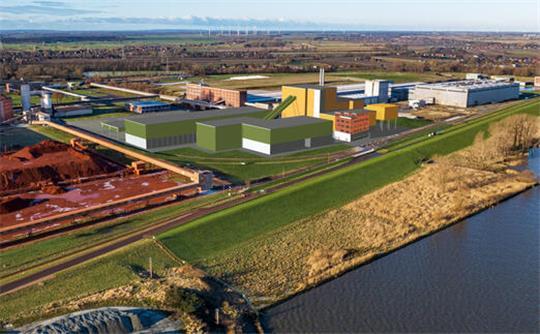Direkt neben den Anlagen der AOS mit ihrer roten Erde soll das Holzkraftwerk an der Elbe entstehen.