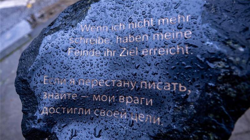 Hamburg hat nun einen Anna-Politkowskaja-Platz Direkt unterhalb des Straßenschildes zum neuen Anna-Politkowskaja-Platz erinnert auch ein Gedenkstein an die ermordete russische Journalistin und Menschenrechtsaktivistin.