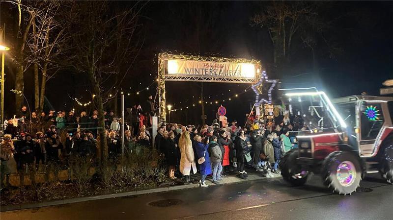 Direkt vom Klosterpark drängten die Menschen an die Straße.