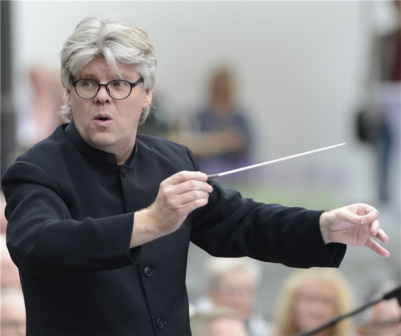 Zwölfjähriges Riesentalent am Klavier gibt Stade-Konzert Dirigent Gudni A. Emilsson Foto: Kulturreferat
