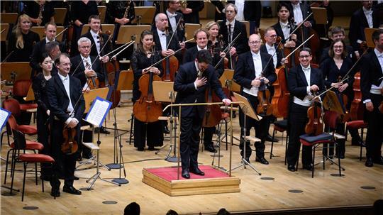 Dirigent Lahav Shani und die Münchner Philharmoniker werden in Berlin gefeiert.