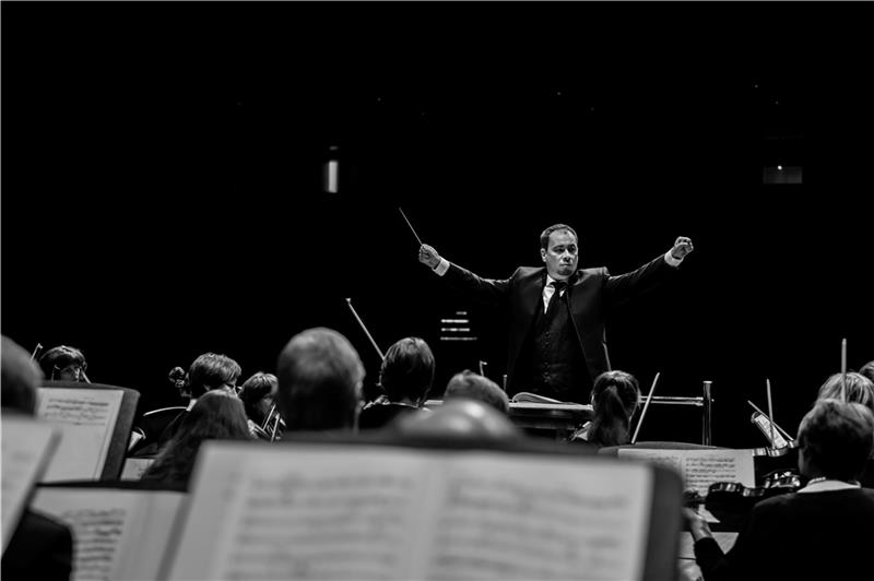 Dirigent Vladimir Lande in Aktion. Foto Surgutskii Anatolii