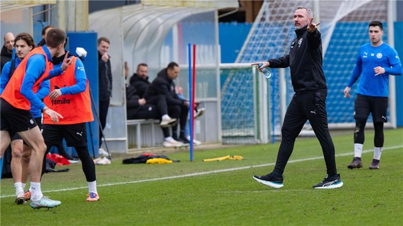 Dirigiert die Holstein-Spieler: Kiels neuer Cheftrainer Tim Walter.  
