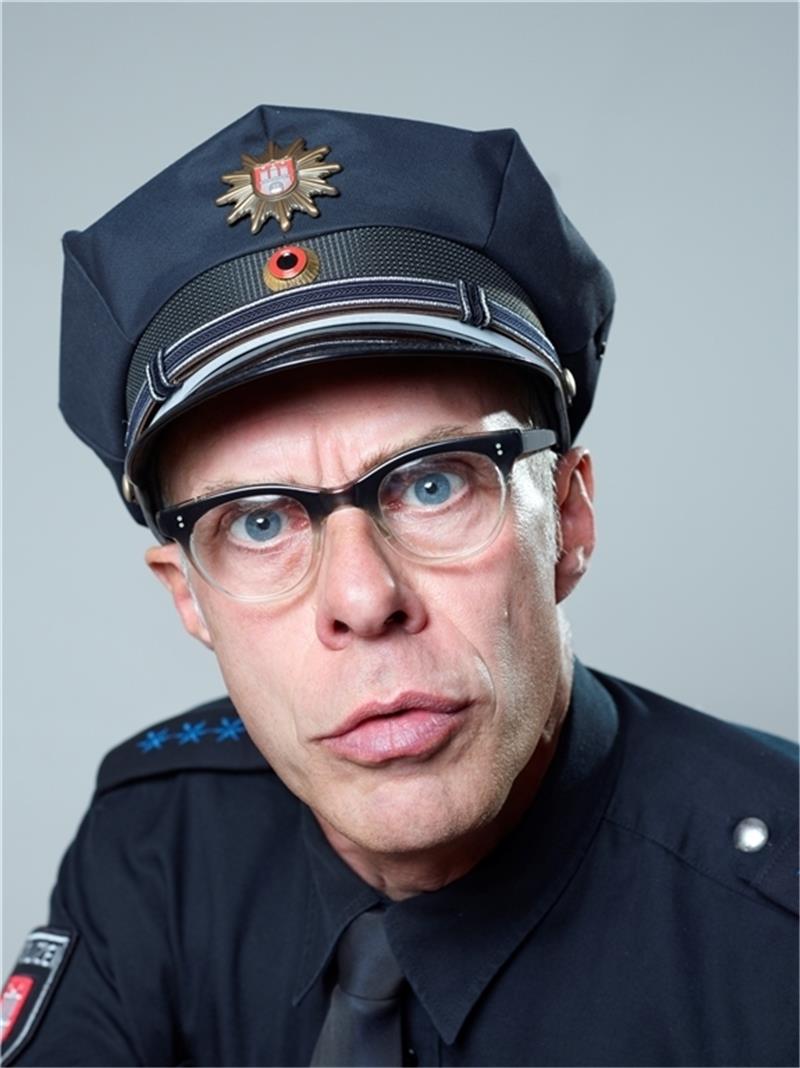 Herr Holm: „Der Abschied fällt schwer - das halte ich für ein gutes Zeichen“ Dirk Bielefeldt alias Herr Holm hat seine Karriere als schrulliger Polizist beendet. Foto: Schläger