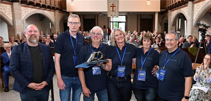 Dirk Buchmann von der Evangelischen Kirche mit den Preisträgerinnen der St.-Nikolai-Gemeinde Neukloster um Udine Rehder (rechts).