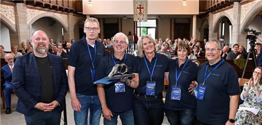 Dirk Buchmann von der Evangelischen Kirche mit den Preisträgerinnen der St.-Nikolai-Gemeinde Neukloster um Udine Rehder (rechts).