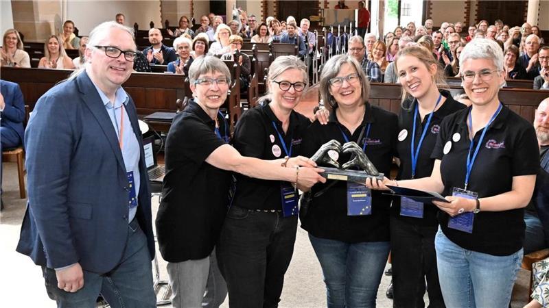 Landeskirche zeichnet zwei Kirchen aus dem Kreis Stade mit Preis aus Dirk Buchmann von der Evangelischen Kirche mit den Preisträgerinnen der St.-Marien-Gemeinde Neukloster um Pastorin Eva Gotthold (rechts).