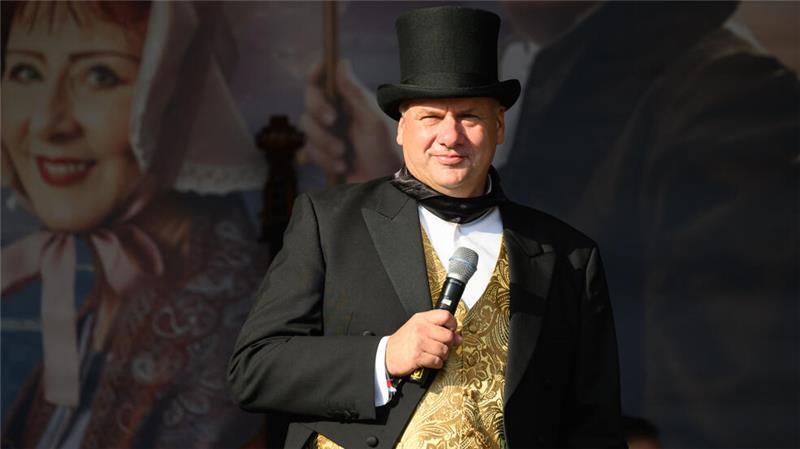 Eigentore, Irrwege, Chaoskatze: Kuriose News des Jahres 2024 Dirk Hilbert (FDP), Oberbürgermeister von Dresden, nimmt an einer sogenannten Stadtwette auf dem Neumarkt teil. Anlässlich des 250. Geburtstages des Malers Caspar David Friedrich treten Greifswald und Dresden gegeneinander an, die meisten Menschen im Stil der Romantik des 19. Jahrhunderts gekleidet zu versammeln.