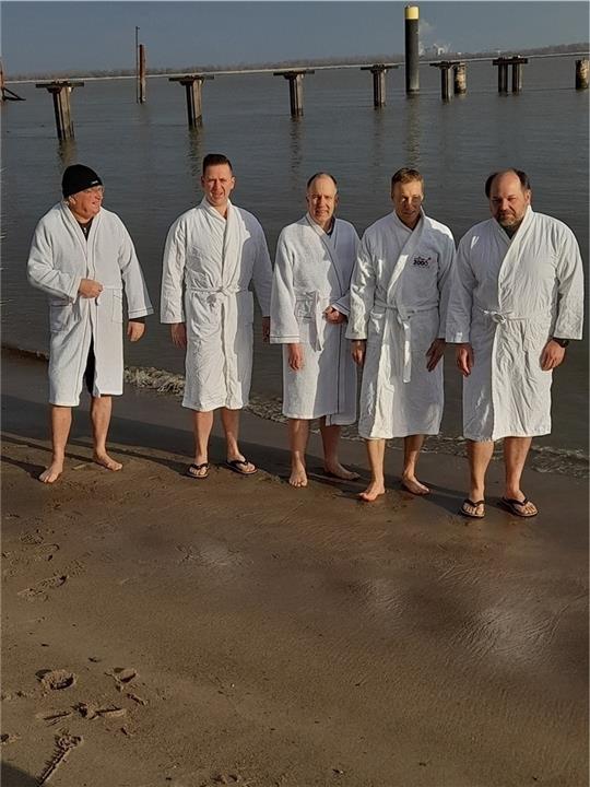 Dirk Ludewig, Tim Konarske, Jens Schütt, Bürgermeister Mike Eckhoff und Jörg Fastert (von links) werden Ostern ein kühles Bad in der Elbe nehmen - wenn sie ihre Wette gewinnen. Foto: Gemeinde Drochtersen