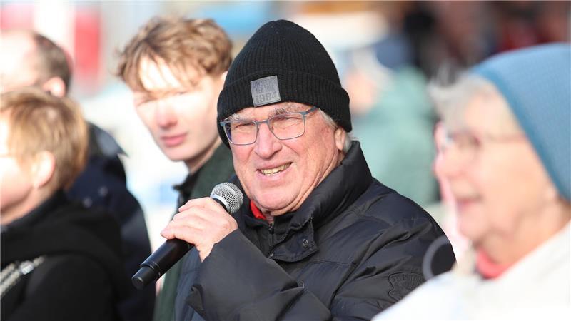 Dirk Ludewig begrüßt fast alle Läuferinnen und Läufer im Ziel.