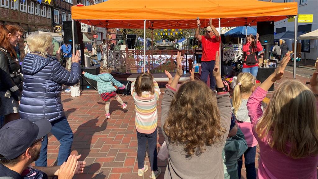 Dirk Ludewig bringt auf der Bitter-Brücke Jung und Alt in Bewegung.