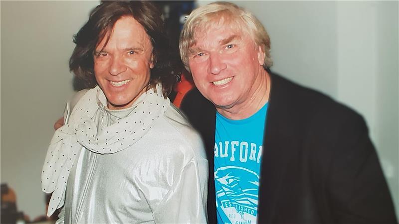 Dirk Ludewig mit Jürgen Drews, einem der Schlagerstars, die er nach Drochtersen geholt hat.