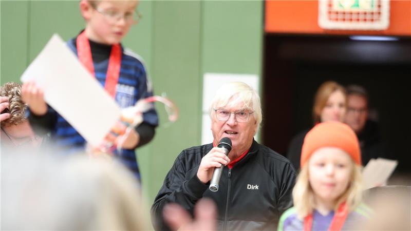 Dirk Ludewig moderiert die Siegerehrung in der Sporthalle.