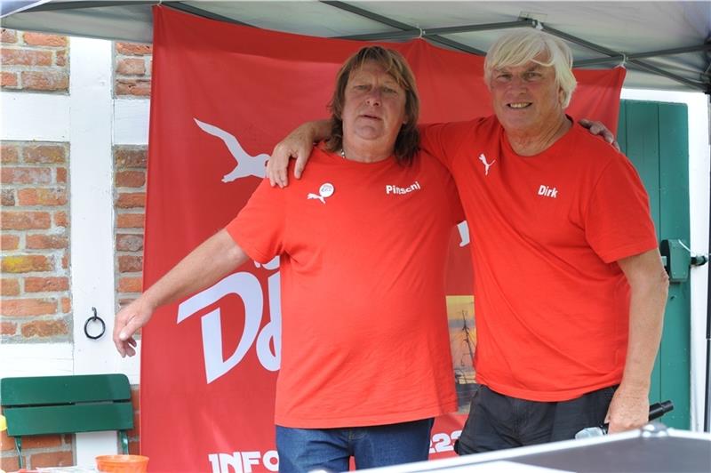 Dirk Ludewig und sein Kumpel Hans-Günter „Pinschi“ Repinski (links) sind die DJ‘s von der Elbe . Seit Mai 2019 unterhalten sie Kinder und Senioren. Fotos: Berlin/privat