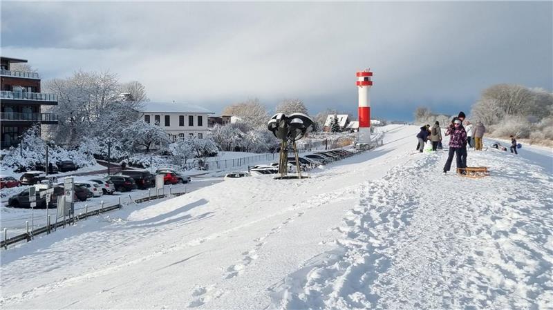 Dirk Ludewig zeigt uns den weiß verzauberten Deich auf Krautsand, direkt vorm Elbstrand Resort.