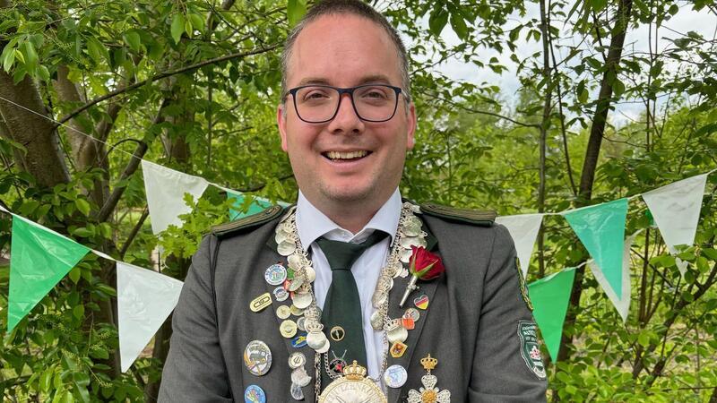 Dammhausen hat einen neuen Schützenkönig Dirk Meyer, neuer Schützenkönig von Dammhausen, lacht.
