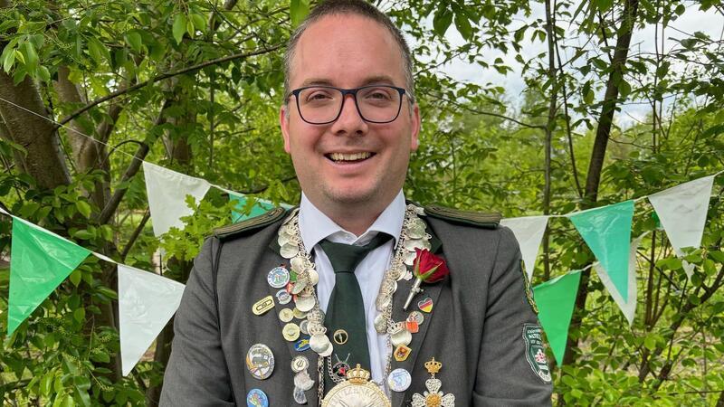 Dirk Meyer, neuer Schützenkönig von Dammhausen, lacht.