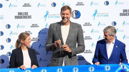 Dirk Nowitzki bei der Einweihung des Courts in Würzburg.
