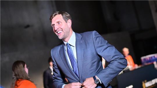 Dirk Nowitzki, ehemaliger Basketballspieler, schließt sein Jacket vor Beginn der Auslosung für die FIBA-Basketball-Weltmeisterschaft der Frauen 2026 in Berlin.