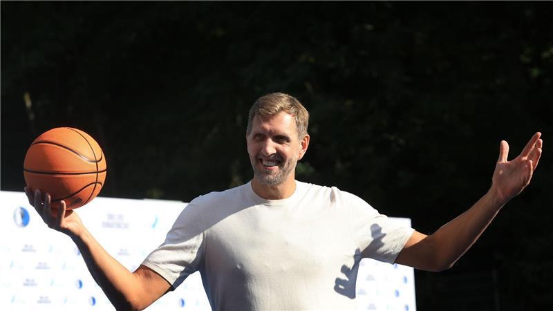 Dirk Nowitzki spielte mit den Kindern Basketball.