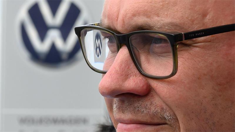 Sorge um VW-Werke - Kooperation mit China angeregt Dirk Panter (SPD), Wirtschaftsminister von Sachsen, steht vor dem Werkstor von Volkswagen in Zwickau.
