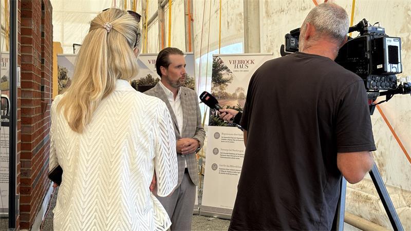 Viebrockhaus: Im Altländer Viertel entsteht Stades erste Smart-City Dirk Viebrock gab bei der Grundsteinlegung für Stades erste Smart-City diverse Interviews.