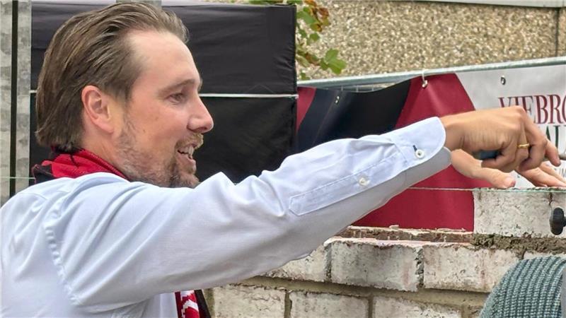 Dirk Viebrock packt bei der Aktion selbst mit an.