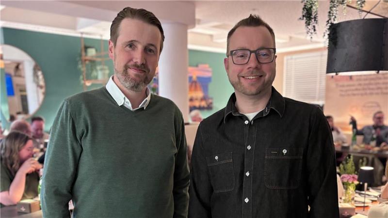 Dirk Viebrock von Viebrockhaus (links) und der Vorsitzende des Sympathischen Harsefelds, Matthias von Hein.
