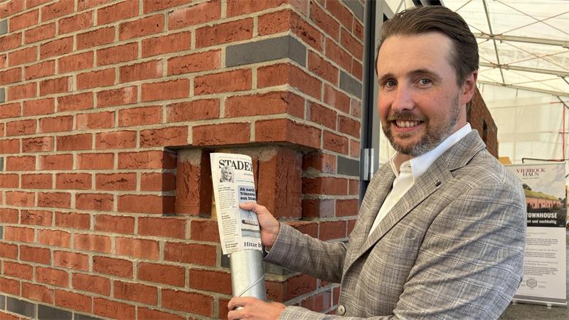 Viebrockhaus: Im Altländer Viertel entsteht Stades erste Smart-City Dirk Viebrock zeigt die Zeitkapsel, die im Power Townhouse verbaut wird: neben einem aktuellen TAGEBLATT kommen unter anderem noch Münzen und die Bauzeichnung hinein.