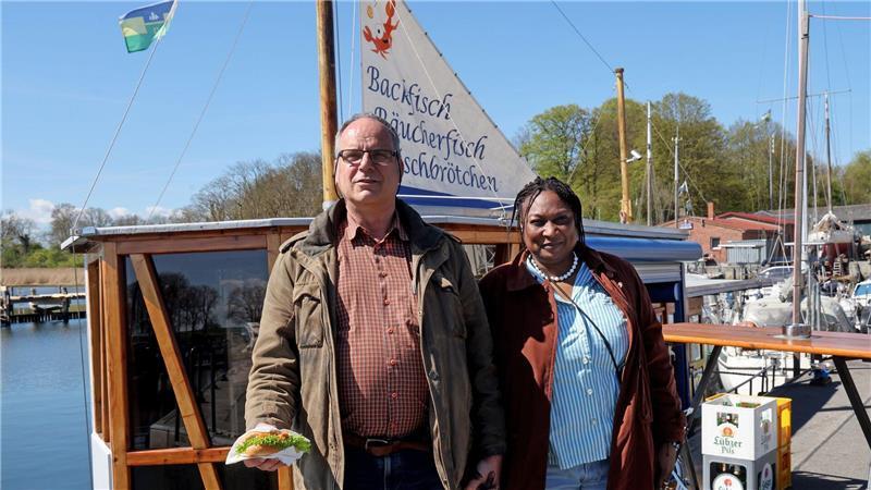 Dirk und Lydie Wagner aus Hamburg freuen sich über einen freien Parkplatz am Wasser.